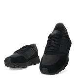Championes urbanos New Balance modelo U370, color negro. Presentan un diseño de perfil bajo con exterior que combina paneles de gamuza y tejido textil, con el logo de la marca en el lateral y suela de goma resistente.