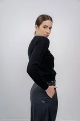 Sweater marrón de cashmere con cuello redondo y mangas largas.