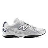 Championes New Balance modelo 204, color plateado y blanco con detalles en azul marino, confeccionados con base de malla transpirable y superposiciones sintéticas, con el logo 'N' característico en los laterales.