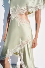 Vestido midi de Zara Woman Collection color verde menta, con cuello barco, mangas cortas y aberturas cut out laterales. Presenta detalles de encaje a contraste en mangas, cintura, aberturas y en el bajo asimétrico con abertura.