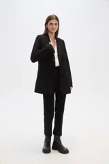 Blazer de viscosa color negro con cuello smoking y bolsillos laterales.