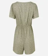 Enterito corto de viscosa con estampado floral liberty, escote en V y botones delanteros.