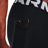 Calza deportiva Under Armour Coldgear de compresión, color negro con logo en blanco en la pierna izquierda y cintura elástica con la marca en blanco.