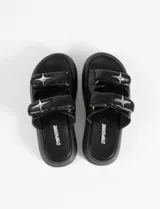 Sandalias platform de poliuretano color beige, con dos tiras anchas con cierre de velcro decoradas con apliques metálicos en forma de estrella de cuatro puntas, de la marca Symphorine.