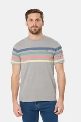 Remera de manga corta color blanco con diseño de rayas horizontales en tonos pastel en el pecho y cuello redondo.