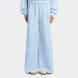 Pantalón deportivo celeste de felpa francesa de algodón grueso, con cintura alta elástica, bolsillos laterales y logo bordado.