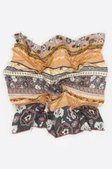 Chal de modal con diseño estampado de bandas horizontales con motivos florales, paisley y geométricos en tonos marrón, mostaza, gris y blanco, con bordes desflecados.