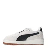Championes urbanos Puma modelo Shuffle Downtown Sd, confeccionados en gamuza color beige con la icónica franja lateral en negro. Presentan una suela de plataforma en color blanco con base de goma color caramelo.