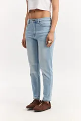 Jean mom de tiro alto, de corte holgado en las piernas, color celeste con lavado desgastado.