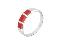 Anillo de plata 925 con tres incrustaciones rectangulares de pasta de coral.