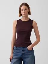 Musculosa marrón oscura de tejido pointelle, con cuello redondo y ribetes con terminación en ondas.