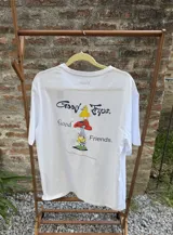 Remera blanca de manga corta con estampado de animales apilados sobre un hongo y la frase "Good Trips, Good Friends".