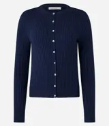 Cardigan corto celeste en punto con textura acanalada, cuello redondo, manga larga y abotonado delantero.