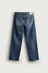 Jeans regular fit de corte recto confeccionados en denim de algodón, con efecto lavado, cinco bolsillos y cierre frontal con cremallera y botón.
