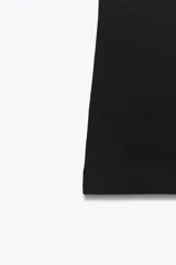 Top negro de manga sisa con cuello subido (mock neck).