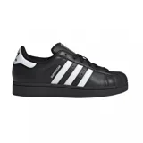 Championes adidas modelo Superstar, de diseño clásico con exterior de cuero negro, las icónicas tres tiras laterales en blanco y puntera de goma reforzada.