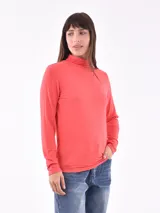 Polera de manga larga en color rojo, con cuello alto y ajuste entallado.