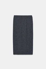 Falda midi de tiro alto en tejido texturizado color gris oscuro. Presenta un diseño recto con abertura en la parte posterior y cierre mediante cremallera oculta.