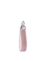 Llavero con correa de muñeca color rosado, decorado con pedrería brillante y herrajes metálicos plateados.