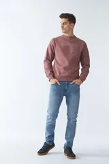 Buzo de felpa color rosa con logo estampado, cuello redondo, mangas largas y puños.