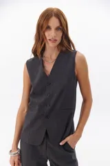 Chaleco marrón con botones, corte midi y escote en V.