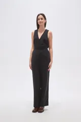 Pantalon de vestir negro de corte recto, confeccionado en viscosa, con calce medio y bolsillos laterales.