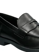 Mocasines Hush Puppies modelo Lucanos, de cuero color negro, con diseño clásico de antifaz y suela de goma.