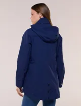 Campera impermeable Gallery color azul marino, con capucha plegable, cierre frontal con solapa de botones a presión, bolsillos y cordón de ajuste en la cintura.