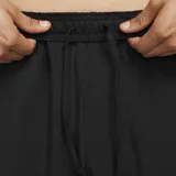 Pantalón deportivo negro Nike Challenger, con cintura elástica, cordón ajustable, bolsillos laterales y puños con cierre.