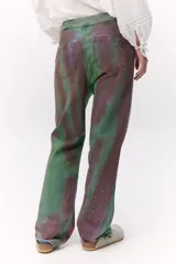 Pantalón de jean wide leg con estampado tie-dye en tonos verde y marrón, con apliques de strass.