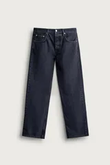 Jeans regular fit de corte recto y tiro medio, confeccionados en denim de algodón con efecto lavado oscuro. Cuentan con diseño clásico de cinco bolsillos y cierre frontal con cremallera y botón metálico.