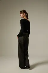 Pantalon de corte recto y tiro medio, confeccionado en algodon con estampado animal print en tonos oscuros.