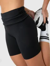 Short deportivo negro de tiro alto con pretina ancha que permite doblarse.
