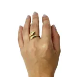 Anillo doble dorado hecho en acero, con diseño abierto y tamaño regulable.