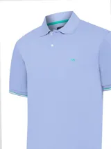 Remera tipo polo de RKF, confeccionada en piqué de algodón Pima. Presenta un diseño en color celeste con detalles en contraste en el cuello y los puños, además de un logo bordado en el pecho.