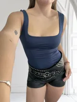 Body negro de lycra con escote cuadrado y breteles anchos.