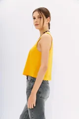 Musculosa de algodón color amarillo vibrante, con escote redondo pronunciado y corte al cuerpo.