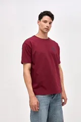 Remera de manga corta color bordó, confeccionada en algodón pesado con textura suave y calce relajado. Presenta un pequeño bordado de la marca en el pecho.