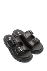 Sandalias negras de cuero con plataforma track y doble tira con hebillas ajustables.