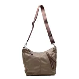 Bandolera de nylon color marrón con correa de tela ajustable. Tiene un bolsillo frontal con cierre y detalles en cuero sintético marrón.