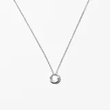 Collar plateado con cadena de eslabones finos y dije de doble aro entrelazado.