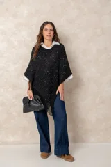 Cartera tipo sobre de cuero sintético negro con textura de efecto reptil y diseño fruncido en la parte superior. Cuenta con un marco rígido y cierre superior.