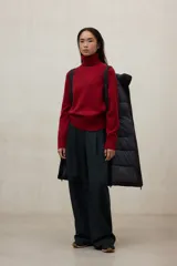 Campera larga acolchada color verde oliva, con capucha grande y cierre frontal de cremallera negra.