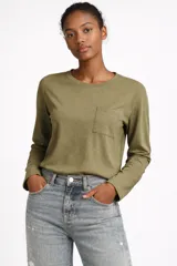 Remera de manga larga color verde oliva, con cuello redondo y un bolsillo en el pecho.