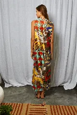 Vestido largo con estampado multicolor, cuello alto abotonado en la parte posterior y tajo lateral.