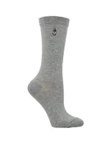 Medias de largo medio color gris melange, confeccionadas con tecnología de puño suave y bordado pequeño del logo de la marca en la parte superior.