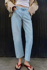 Jeans de tiro medio con cinco bolsillos, pernera recta y corte cropped. Cierre frontal con cremallera y botón.