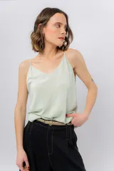 Musculosa de breteles finos con escote en V, confeccionada en tejido fluido con acabado satinado.