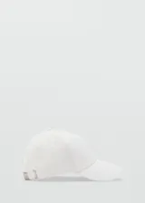 Gorra blanca de algodón con visera curvada y cierre regulable metálico en la parte posterior.