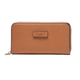 Billetera tipo fichero color habano confeccionada en cuero sintético (PU) con textura granulada. Presenta un cierre perimetral metálico, herrajes dorados y el logo metálico de la marca XL aplicado en el frente. Su interior está organizado con compartimentos para billetes, múltiples ranuras para tarjetas y un bolsillo central con cierre para monedas.